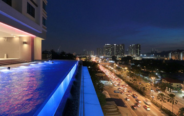 瑞地格乐：酒店无边透明游泳池-马来西亚阿凡塔斯公寓案例